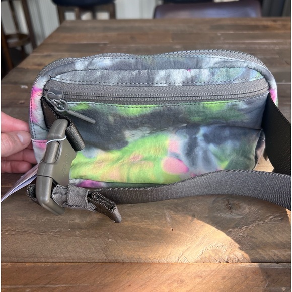 Lululemon Everywhere Belt Bag - Hyper Dye Multi/Rover - Picture 2 of 5